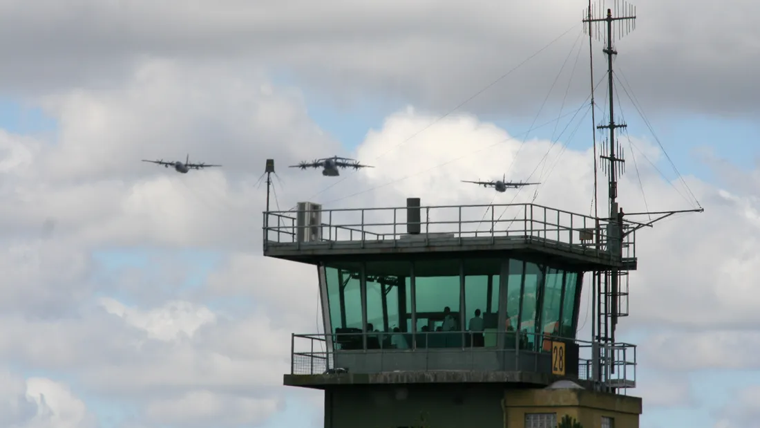 Répétition du défilé aérien sur la BA 279 de Châteaudun, survole avions, tour de contrôle