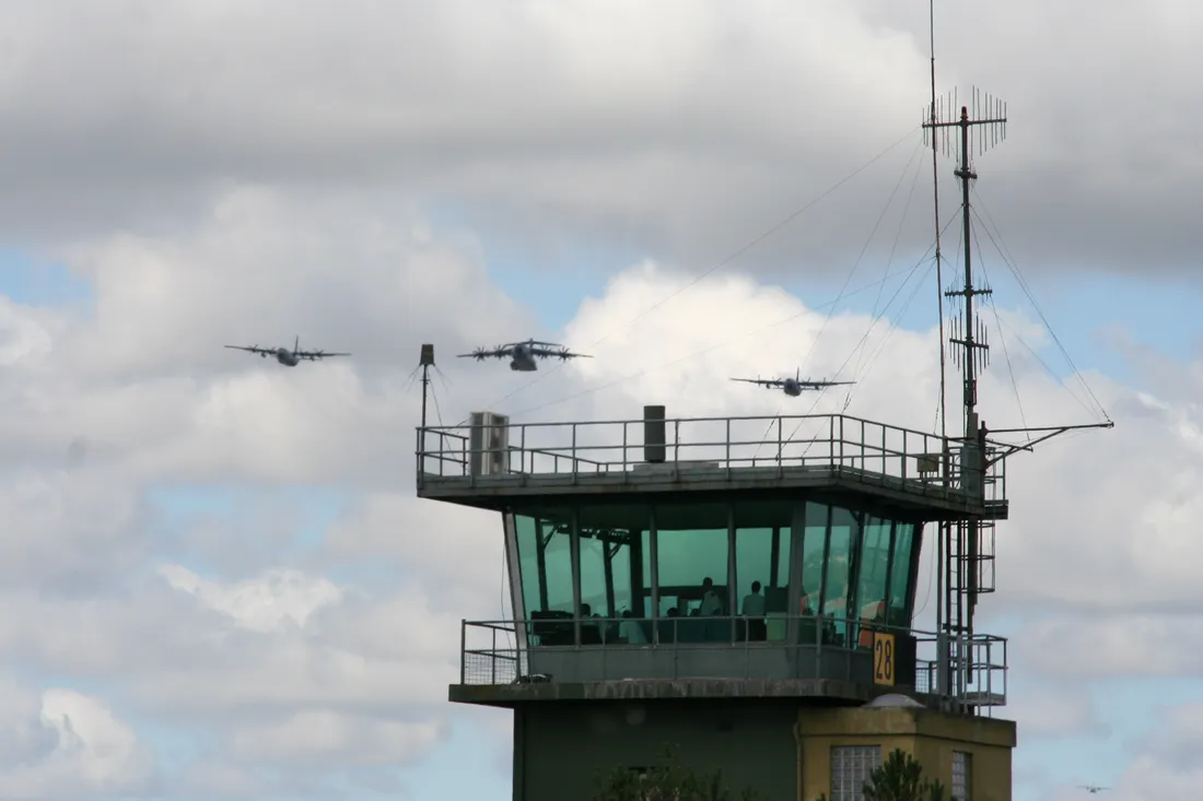 Répétition du défilé aérien sur la BA 279 de Châteaudun, survole avions, tour de contrôle