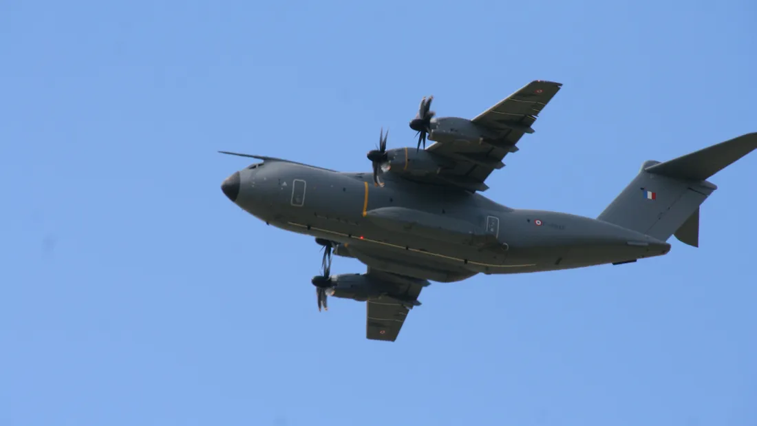 A 400 m en vol avion militiare