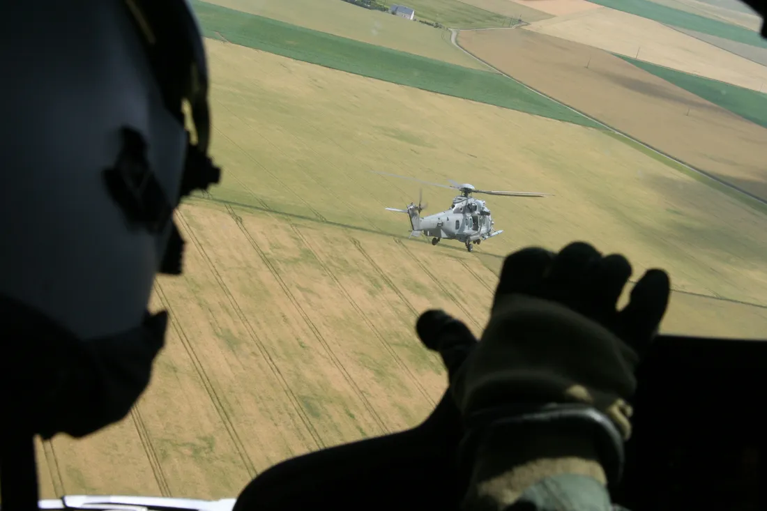 DEFILE AERIEN HELICOPTERE PILOTE CABINE EN VOL