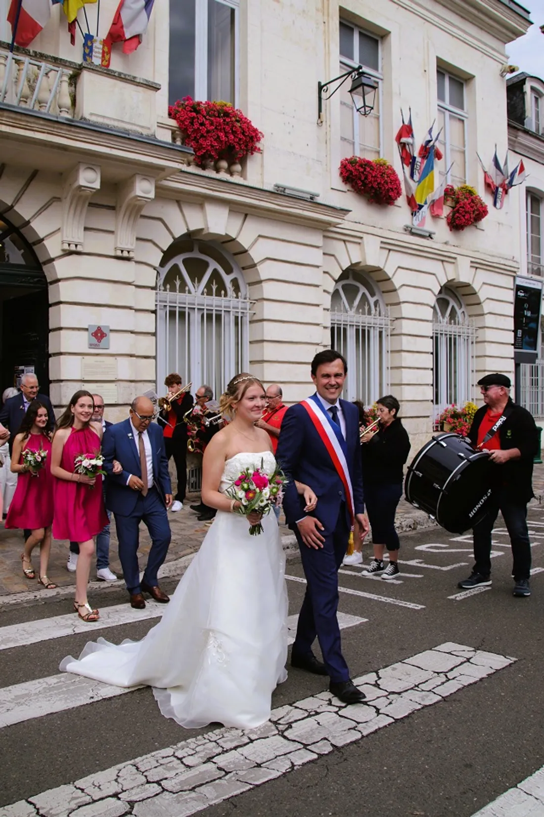 La Rosière de Châteaudun à la sortie de la mairie. 