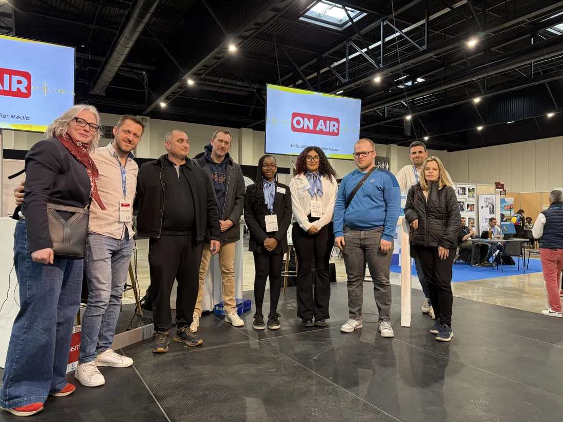 Les visiteurs du salon à la découverte de la radio.