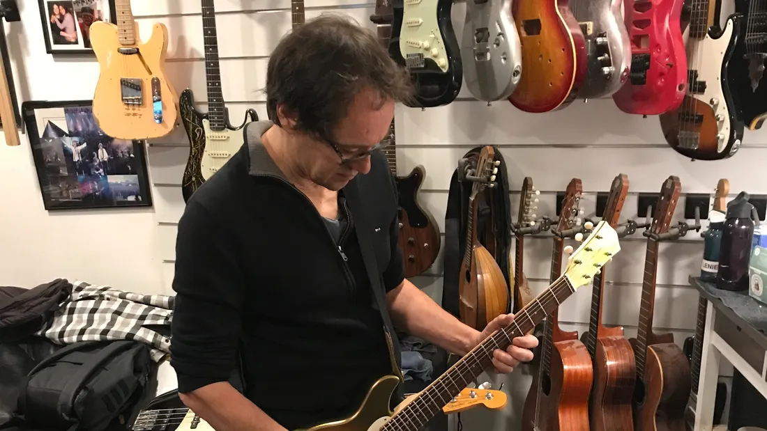 Sylvain Coppin dans son atelier