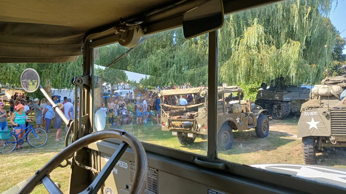 Le défilé vu depuis l'intérieur d'un GMC 353