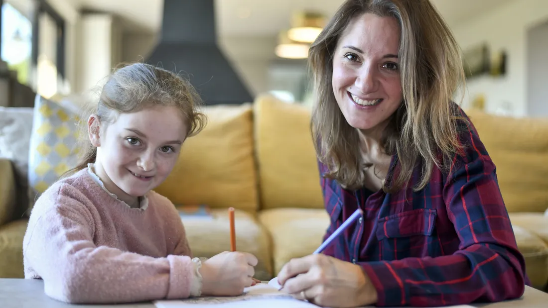 Léa fait ses devoirs avec sa marraine de coeur