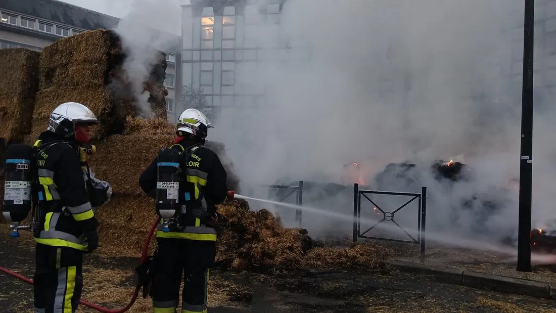 agriculteurs en manif devant préfecture Chartres / 12 décembre