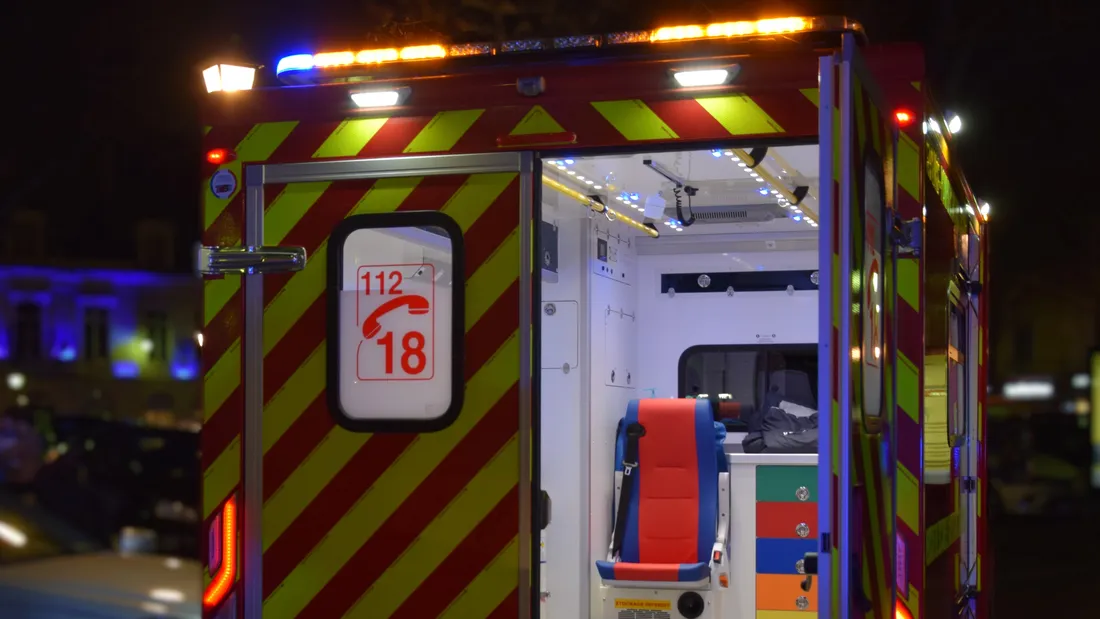 intervention de nuit en ville / pompiers / ambulance / VSAV