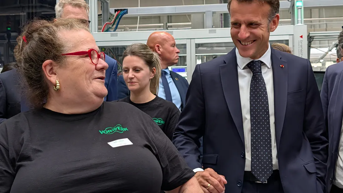 emmanuel macron sourire échange salariée thermomix