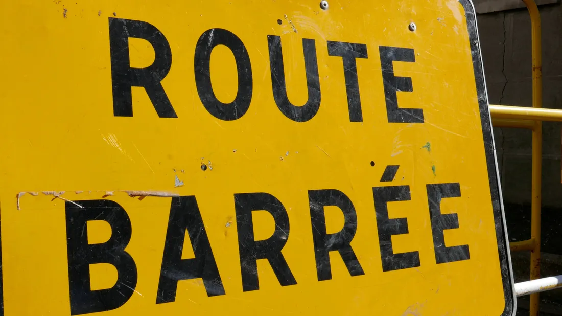 Route barrée - panneau - travaux