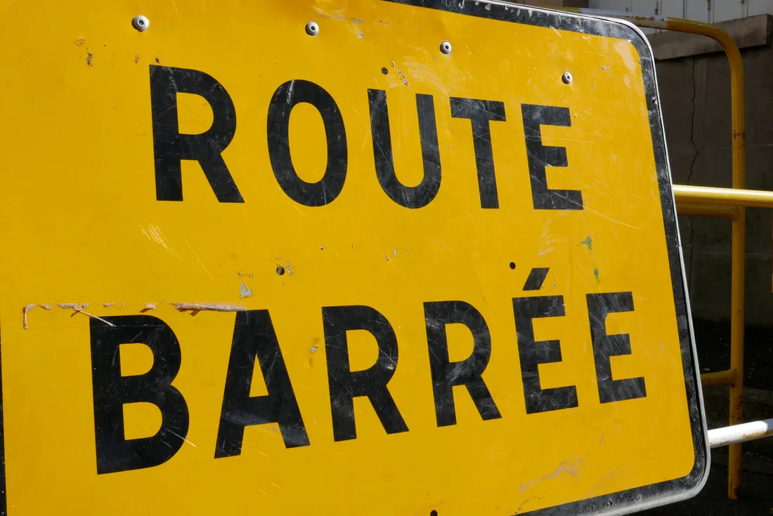 Route barrée - panneau - travaux
