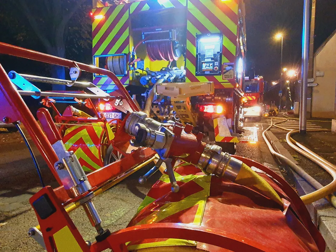 pompiers nuit lances incendie