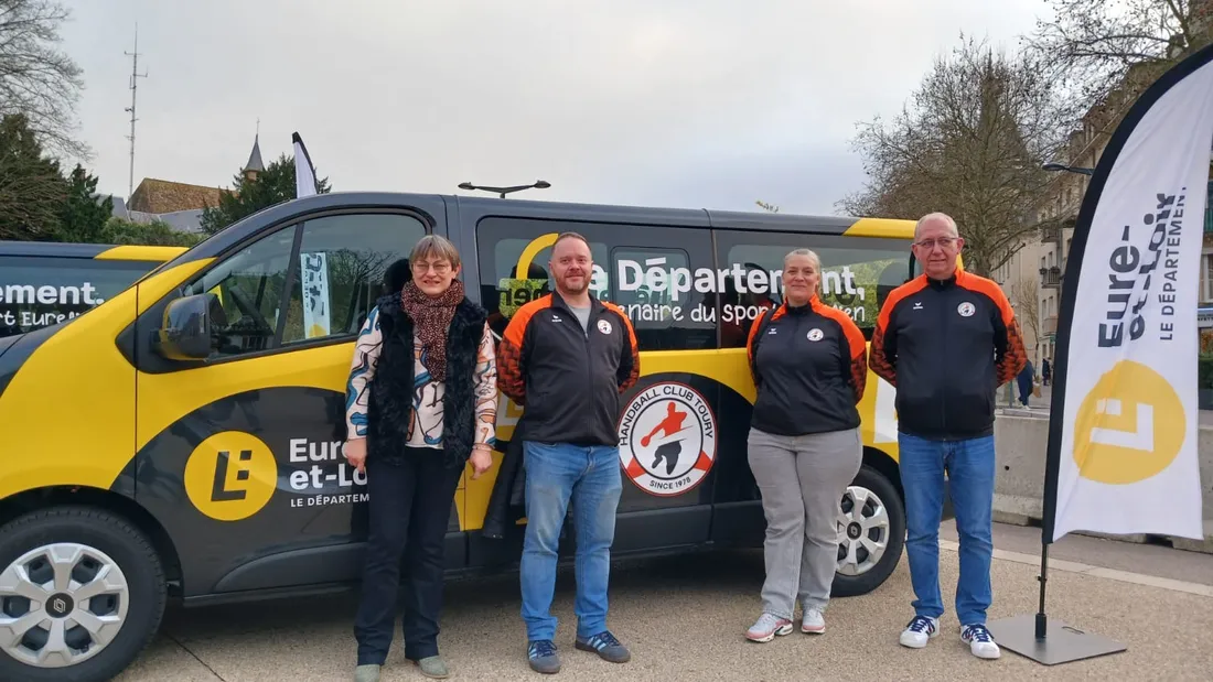 minibus offert au Handball Club de Toury / CD 28
