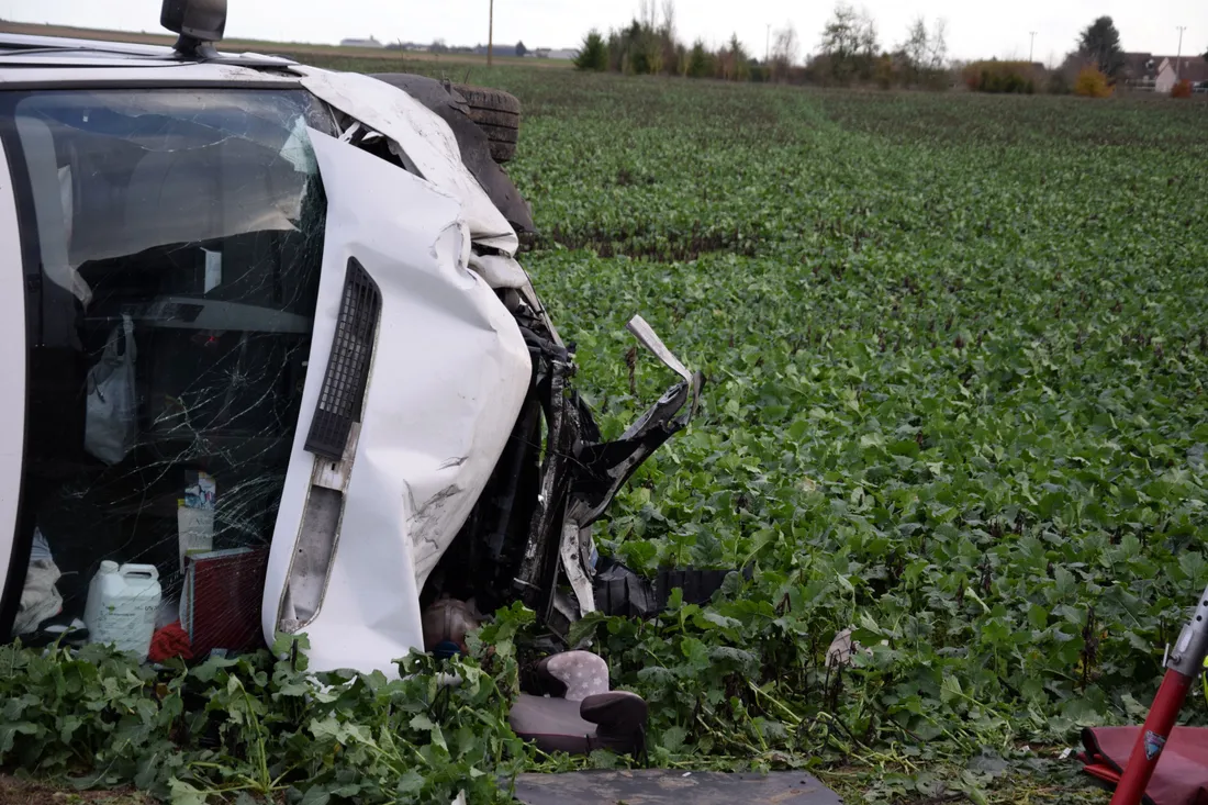 Véhicule accidenté dans champs / novembre 2025