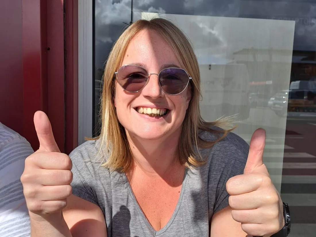 Audrey en terrasse pour fêter ça avec les collègues juste après son passage à l'antenne