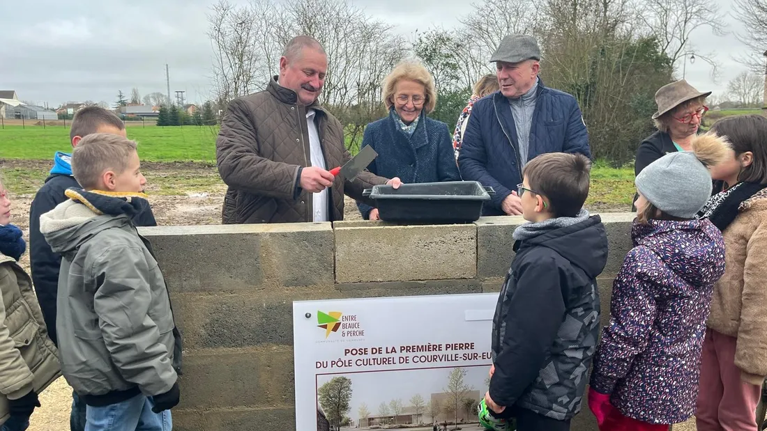 Pose de la première pierre pôle culturel Courville-sur-Eure