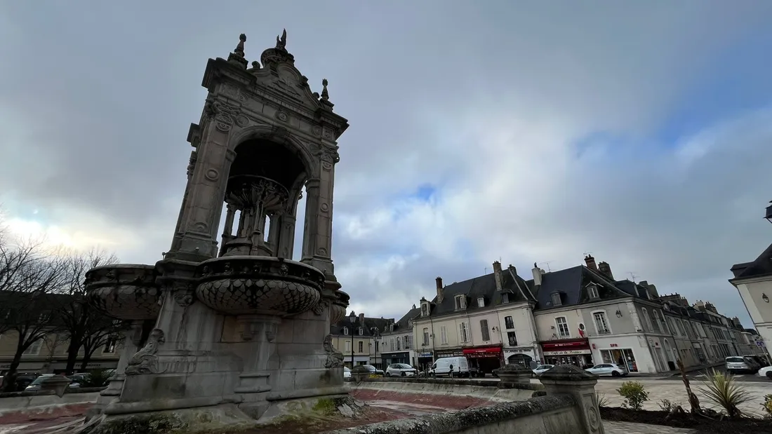 Fontaine de la place du 18 octobre à Châteaudun
