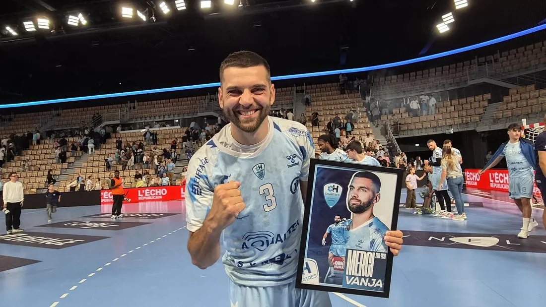 Vanja Ilic', après la victoire du C'CMHB face à Nîmes pour son dernier match au Colisée.
