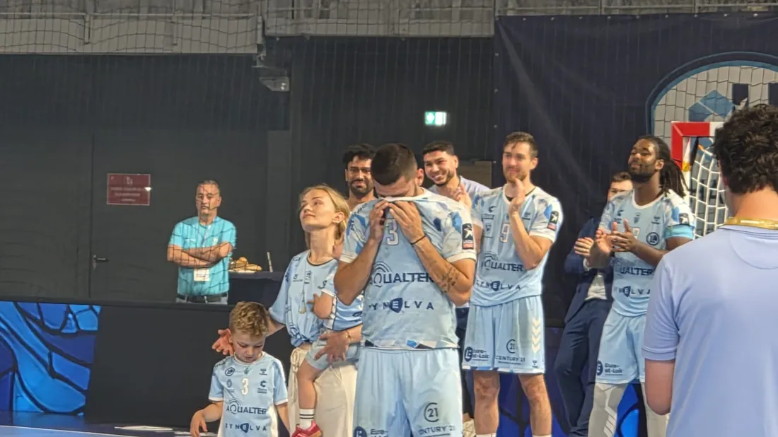 Vanja Ilic', en larme entouré de sa famille et ses coéquipiers