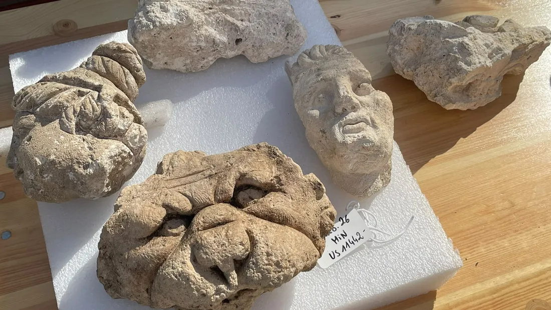 statues, visages, figures, fragments, sculptures