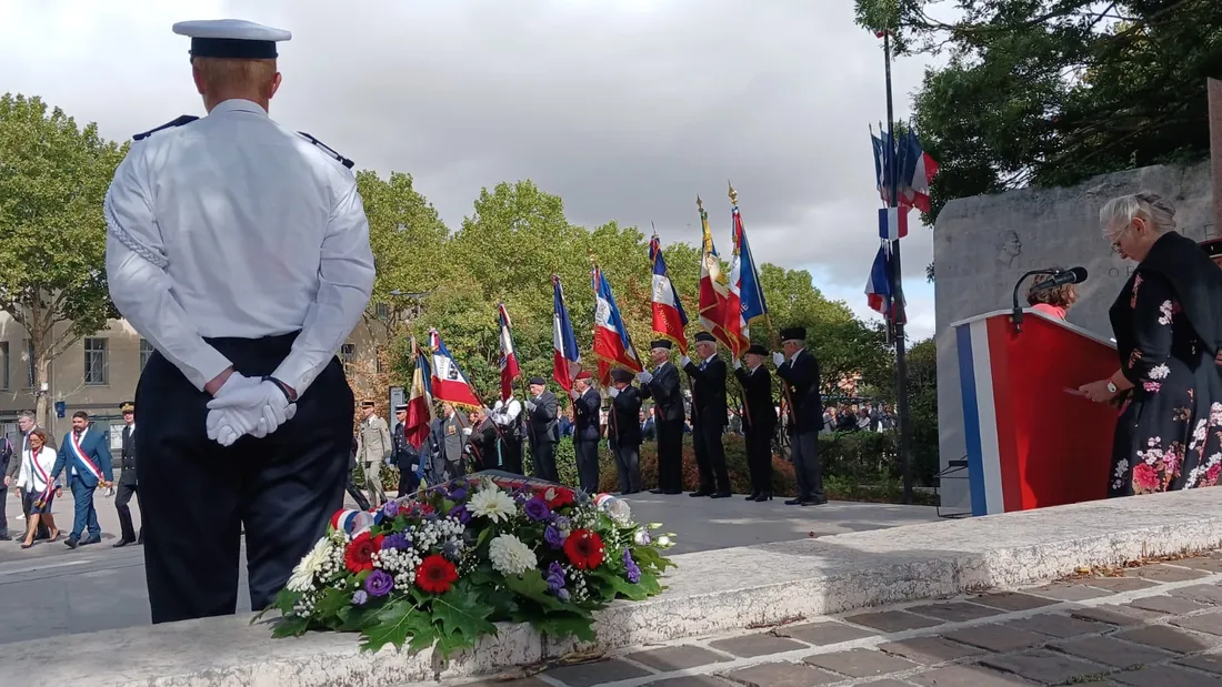 recueillement stèle Jean Moulin