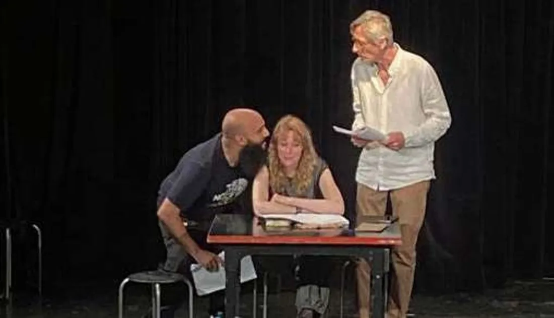 ÉTAMPES (91) - Création : Ne marchez pas là ou c'est mouillé