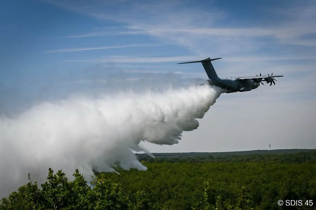 A400M  en exercice au dessus de la forêt d'Orléans