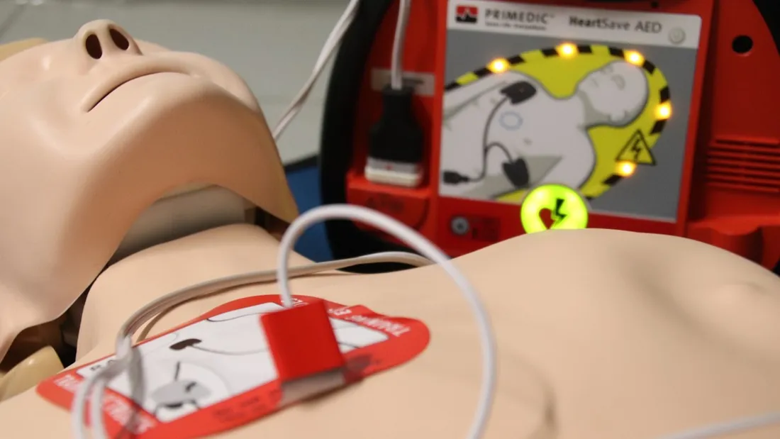 gestes de premiers secours - arrêt cardiaque - défibrillateur