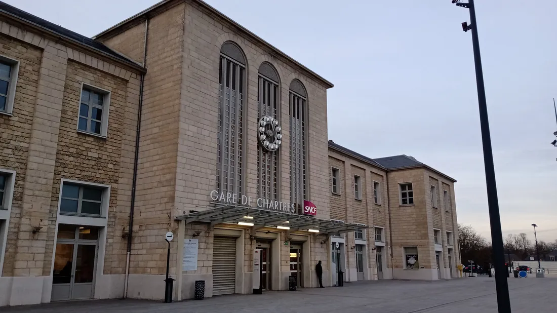 gare de Chartres / parvis 