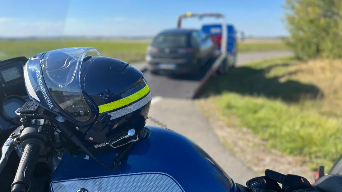 Gendarme, casque moto, flou dépanneuse, gendarmerie