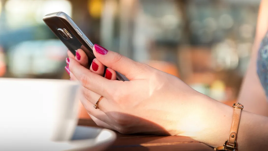 Téléphone portable, main