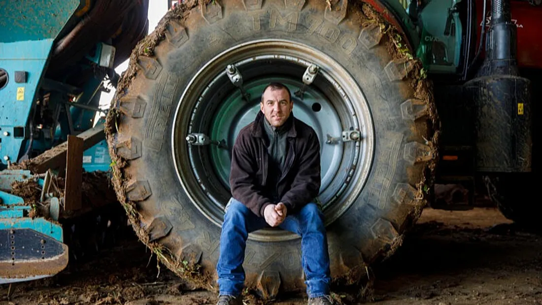 clément amour est dans le pré tracteur