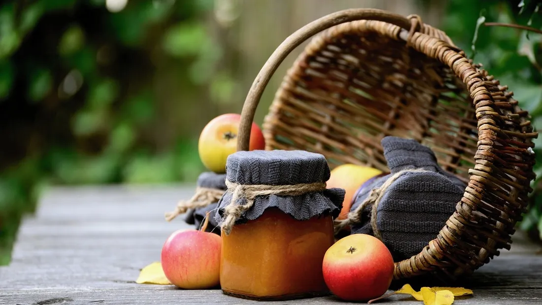 Panier Pomme/ Image libre de droits