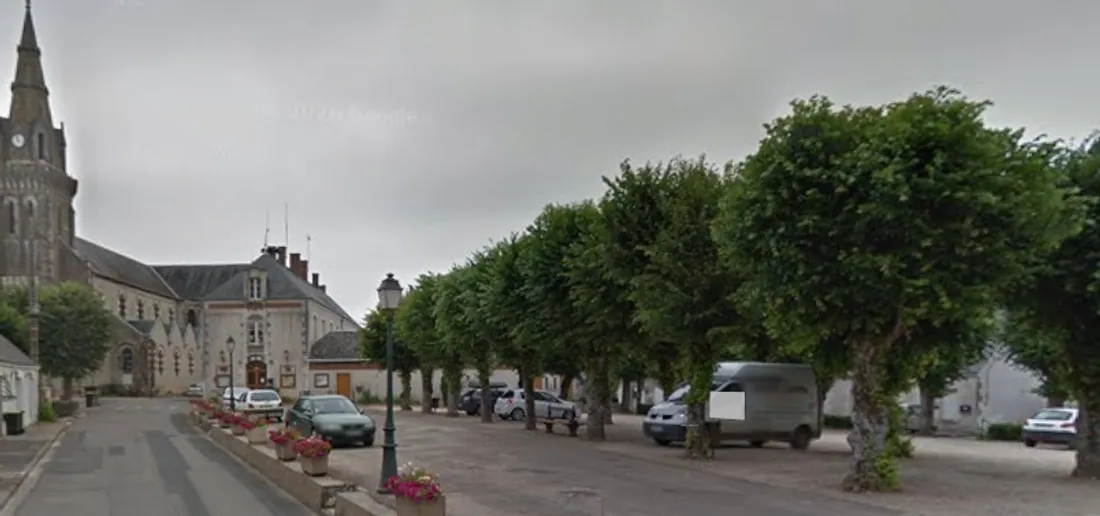 Josnes (Loir-et-Cher) - Place de la mairie
