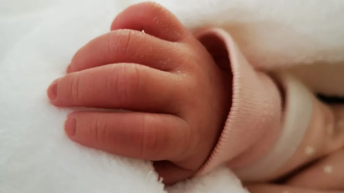 main bébé maternité