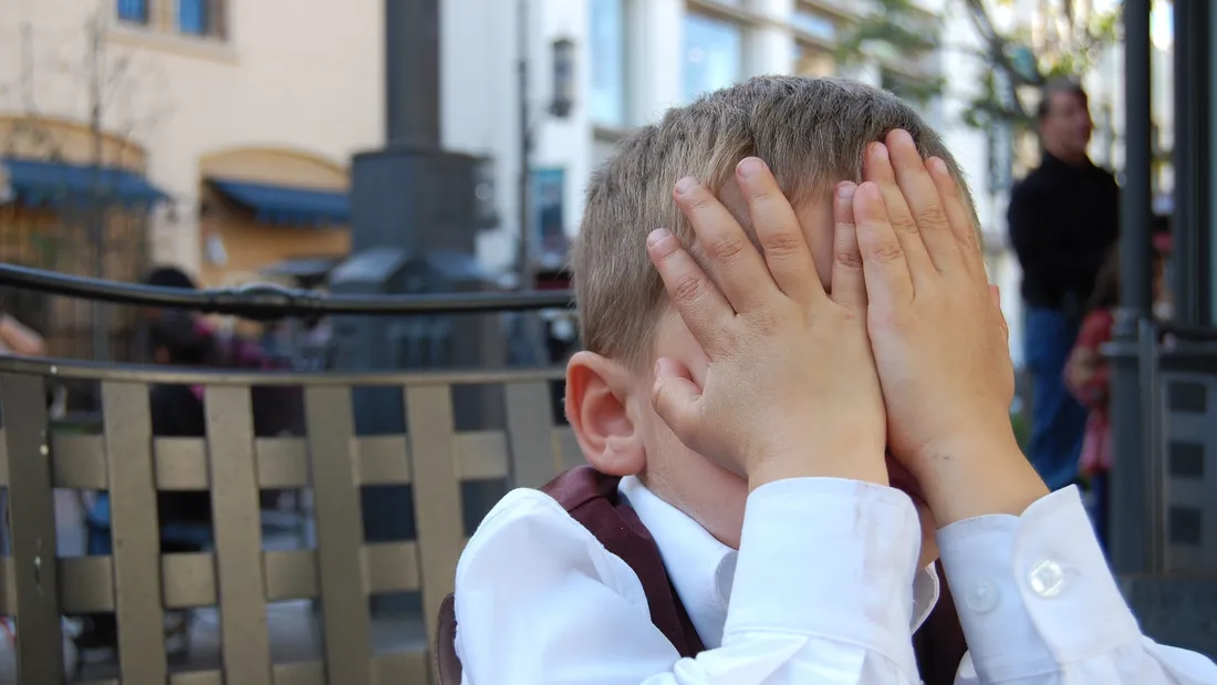 enfant yeux cachés