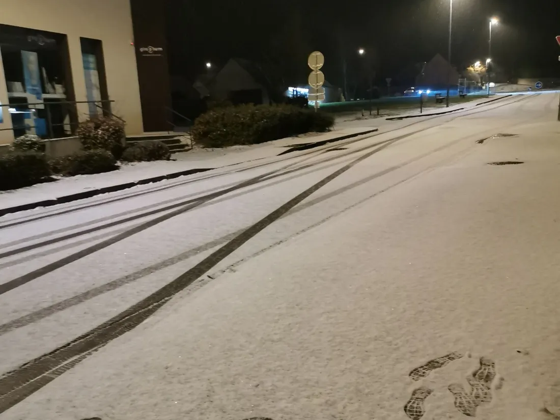 La neige a recouvert la chaussée.  Ici à Fontaine-la-Guyon