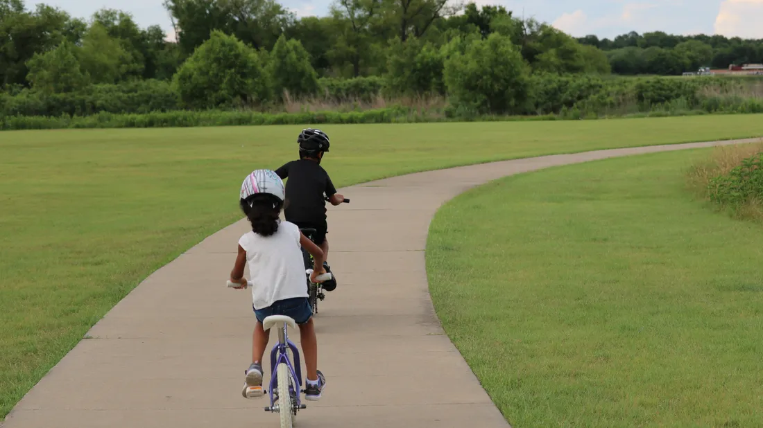 Enfant à vélo 
