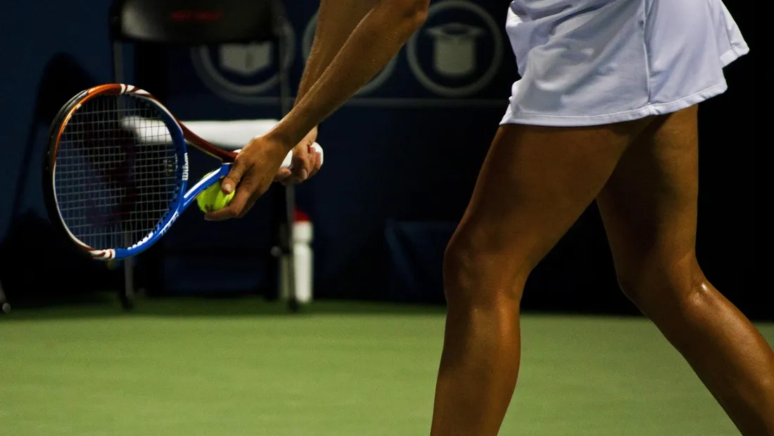 tennis femme service raquette