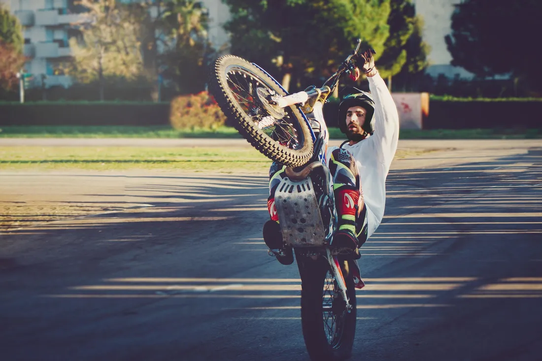 rodéo moto wheeling stunt