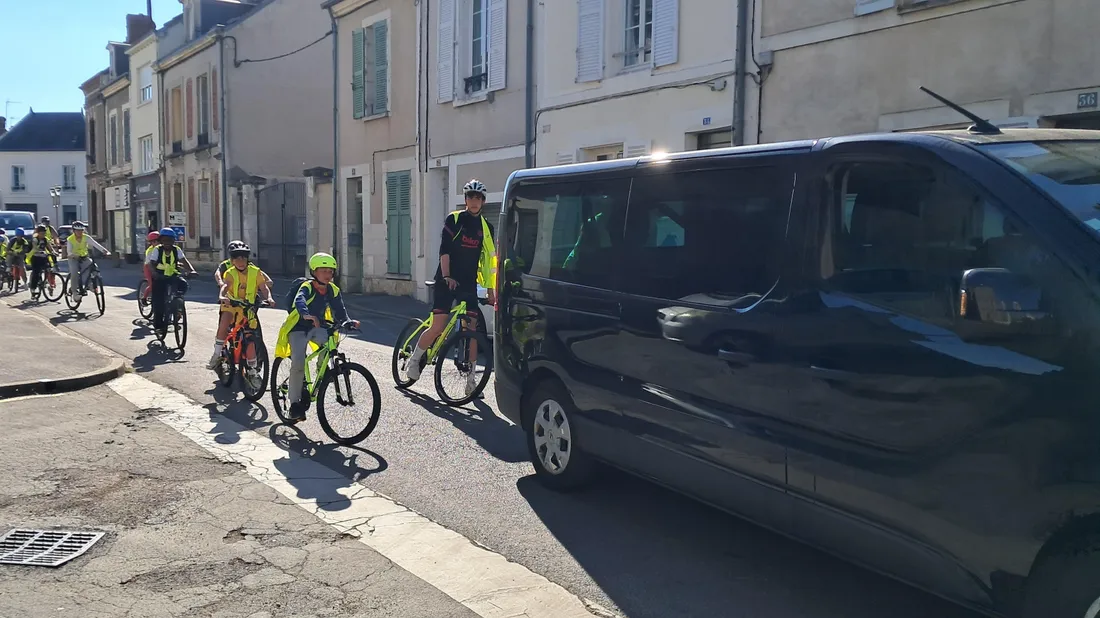 La « Randonnée de l'Espoir »  de passage à Châteaudun jeudi 10 avril 2024 © Radio Intensité