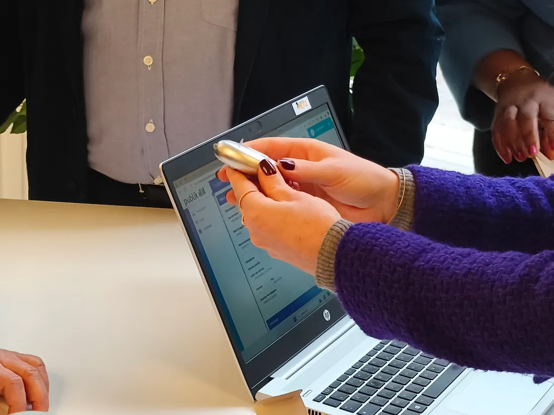 Ce lundi 24 février 2025, la ville de Metz distribuait des  porte-clés d'alerte.