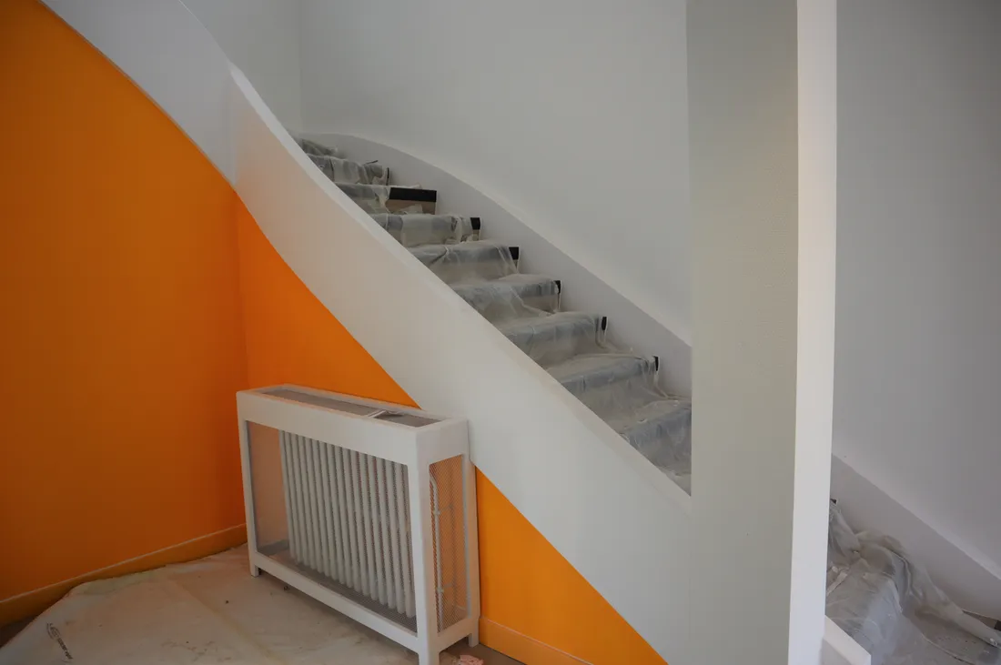 Le radiateur est sécurisé et l’escalier le sera également avant l’ouverture / Joscelyn Lapart 