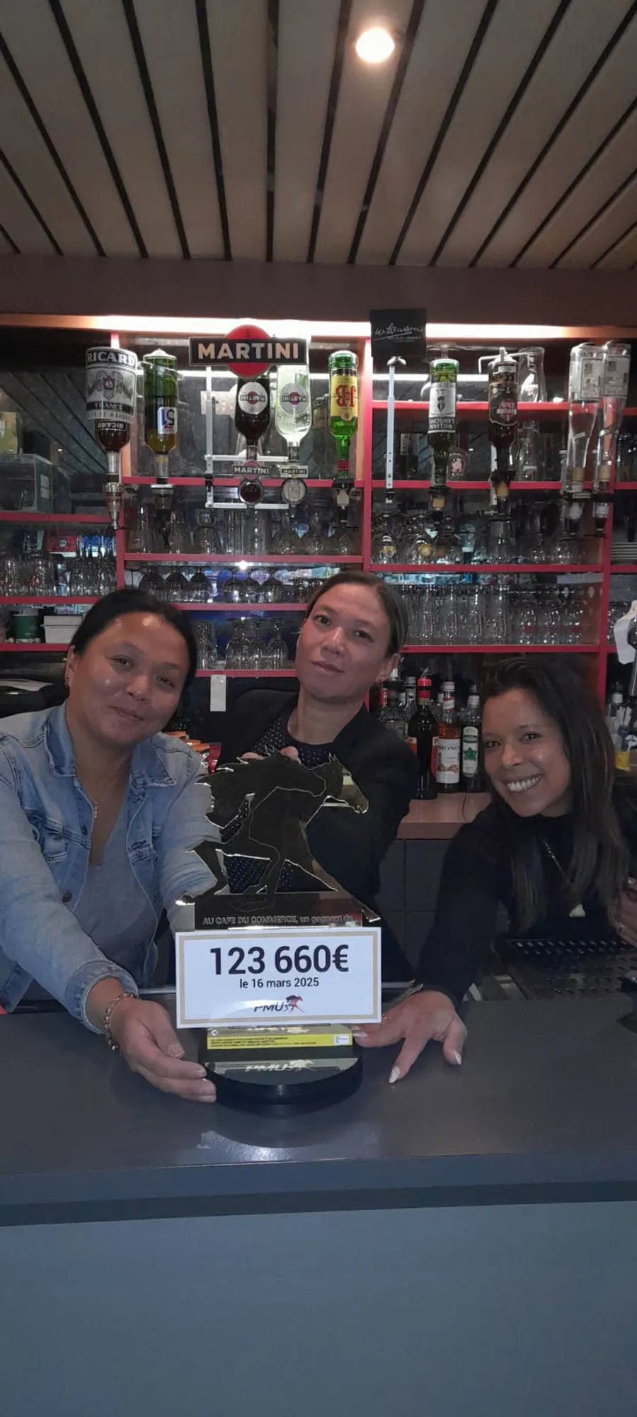 KLOK Tharina (co-gérante), KLOK Thary (gérante) et HIM Aline (salariée).