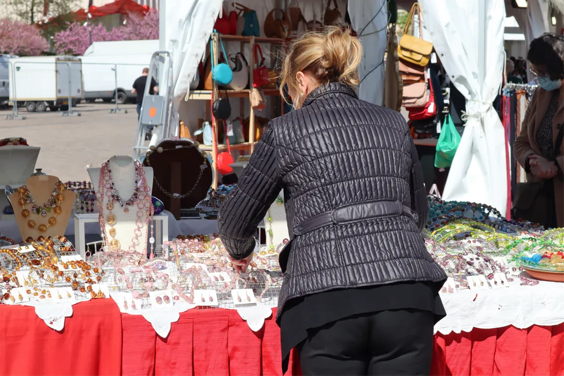 Plusieurs stands proposent des bijoux italiens : bagues, colliers et masques vénitiens 