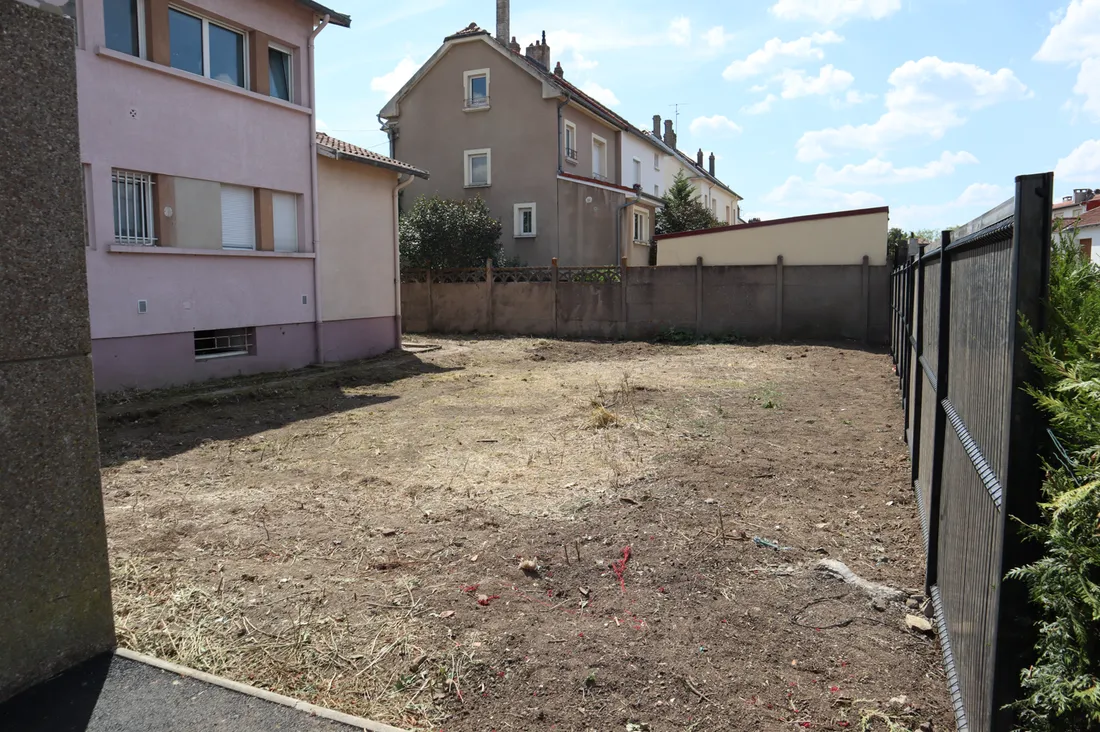 Le terrain sera aménagé pour être mis à disposition des assistantes maternelles / Joscelyn Lapart 