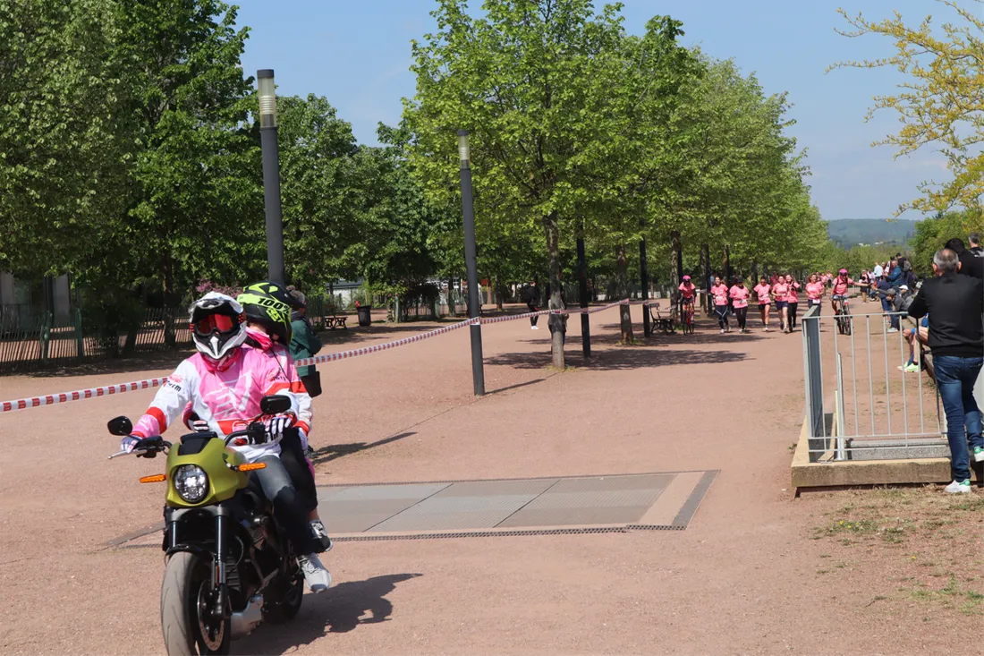 Les premières coureuses arrivent place de la République