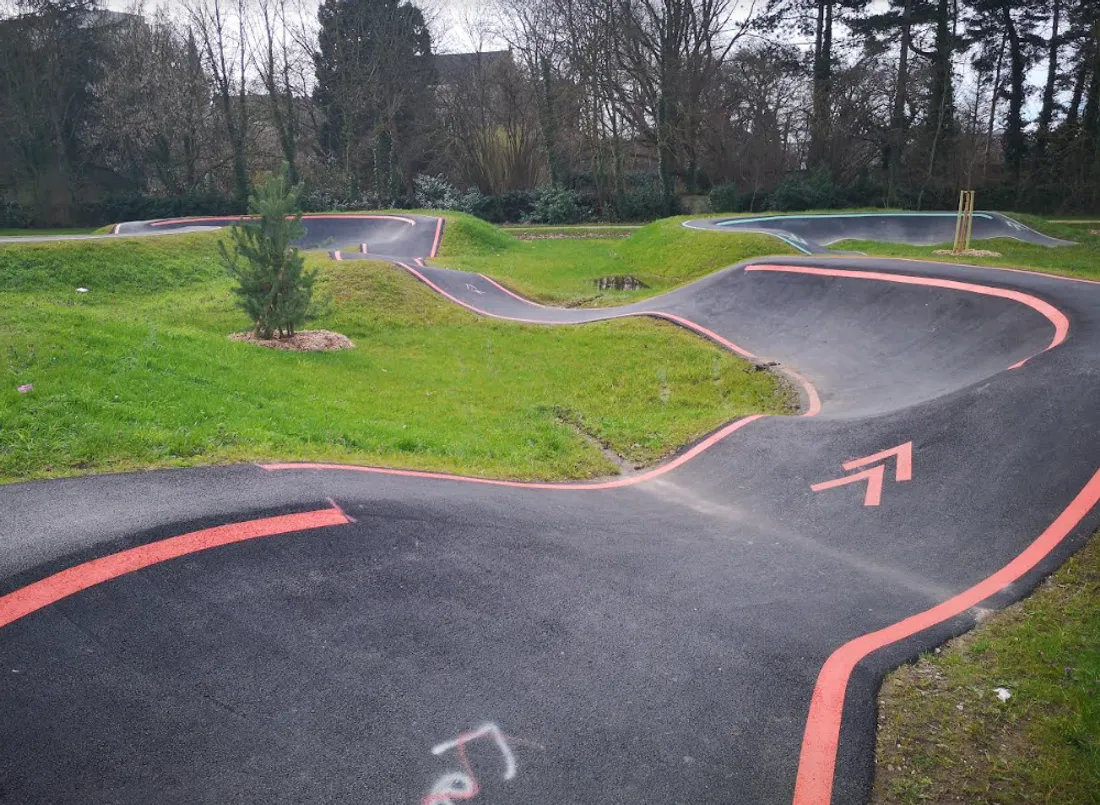 La piste rouge du Pumptrack de Montigny-lès-Metz.