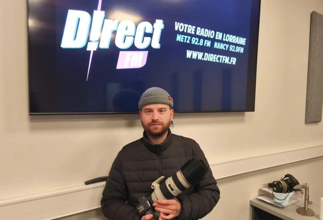 Sacha dans le studio de D!RECT FM. 