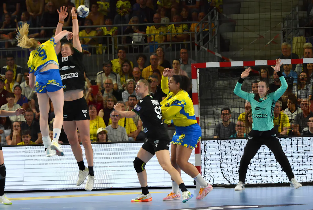 Les Dragonnes prennent peu à peu de l'avance, survolant le jeu hongrois