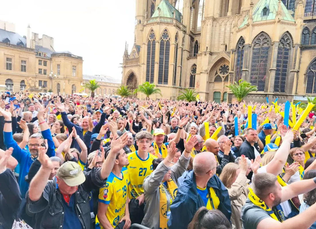 Les supporters messins présents ce lundi soir devant la Mairie.